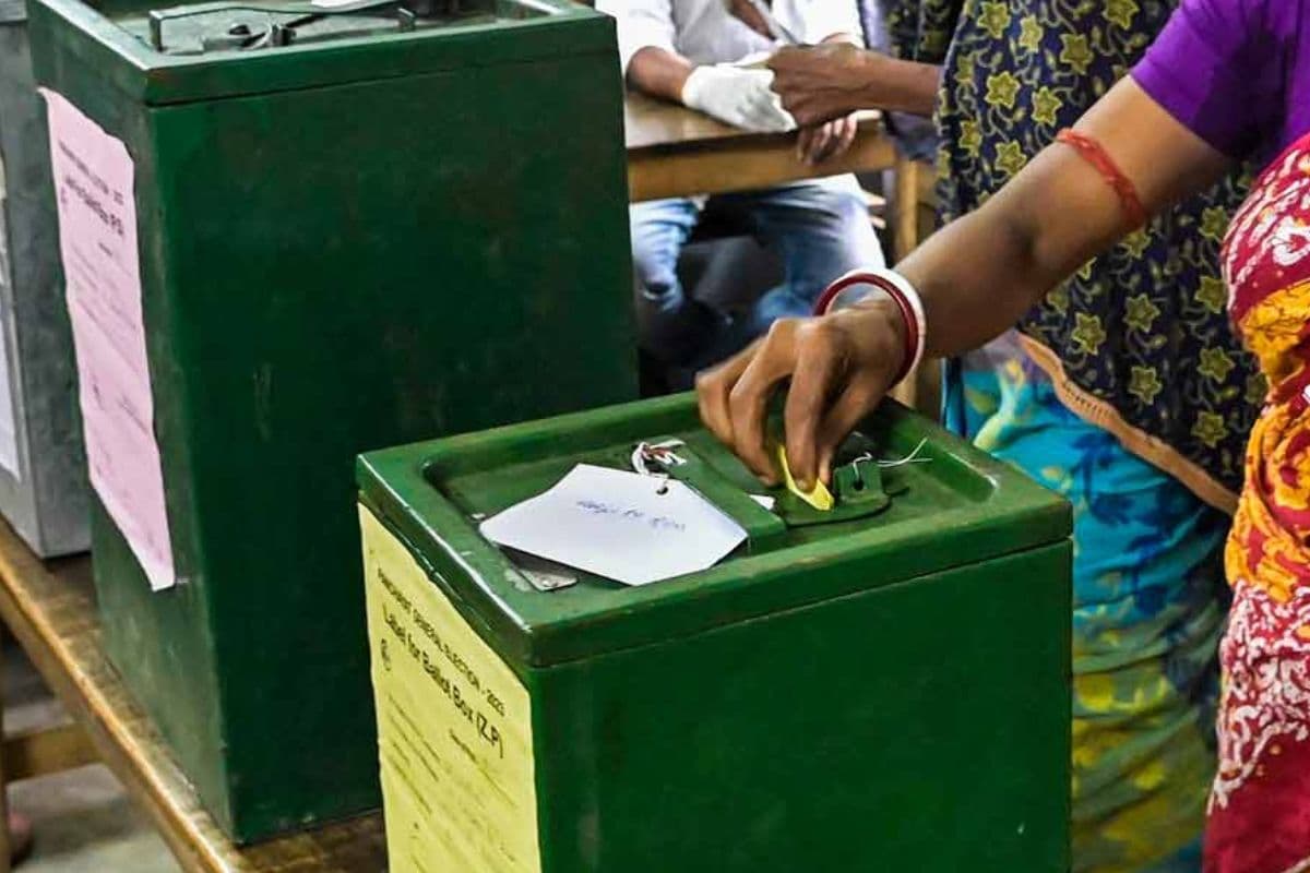 धुपगुड़ी उपचुनाव : कड़ी सुरक्षा के बीच धूपगुड़ी में मतदान जारी,बूथ पर 2 मतदाताओं को ही प्रवेश की इजाजत