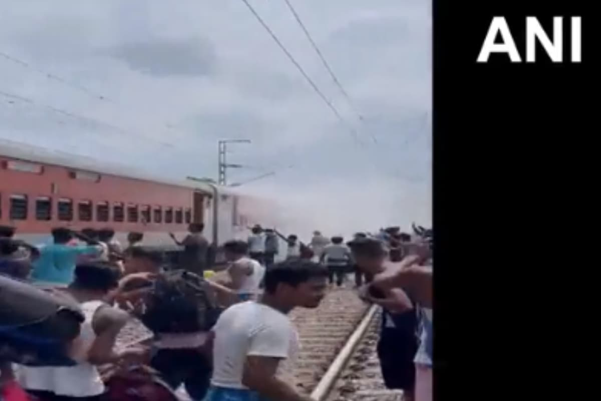 ओडिशा में डिब्रूगढ़-कन्याकुमारी विवेक एक्सप्रेस के एक डिब्बे से निकला धुआं, यात्रियों में मचा हड़कंप