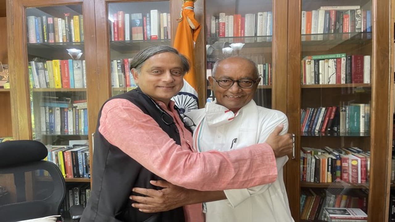नॉमिनेशन से पहले शशि थरूर और दिग्विजय सिंह ने की मुलाकात, कहा - चुनाव जीतेगी कांग्रेस