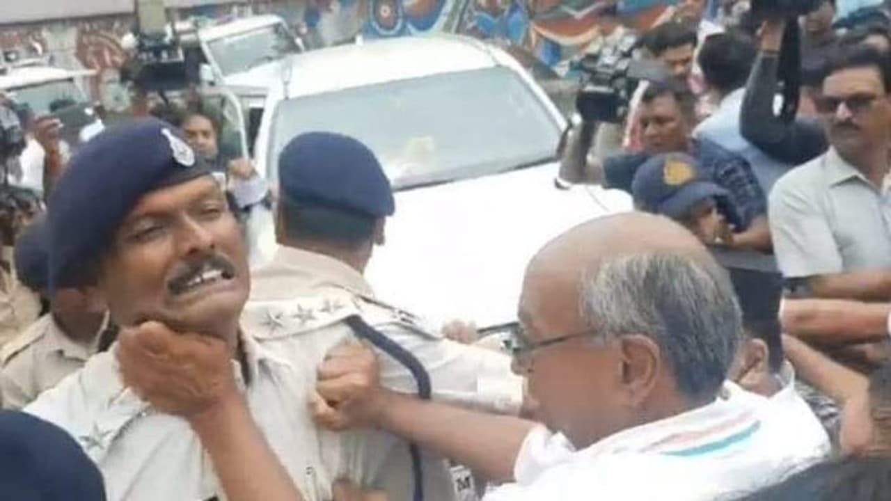 भोपाल पंचायत चुनाव में अनियमितता का आरोप : दिग्विजय सिंह ने खोया आपा, पुलिसकर्मी के साथ की धक्का-मुक्की