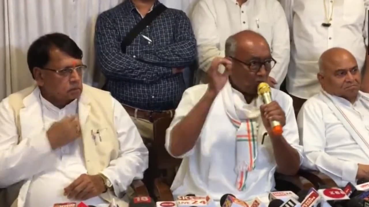 पीआईएफ के खिलाफ कार्रवाई पर बिफरे कांग्रेस के दिग्विजय सिंह, आरएसएस को बताया एक ही थाली के चट्टे-बट्टे