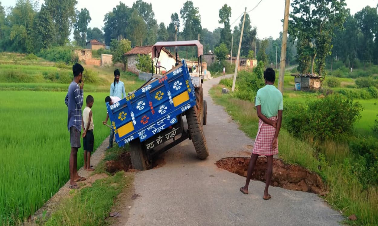 सीएम हेमंत सोरेन के आदेश के बाद भी काम में नहीं दिखी तेजी, दिग्वार मुख्य पथ बना जानलेवा