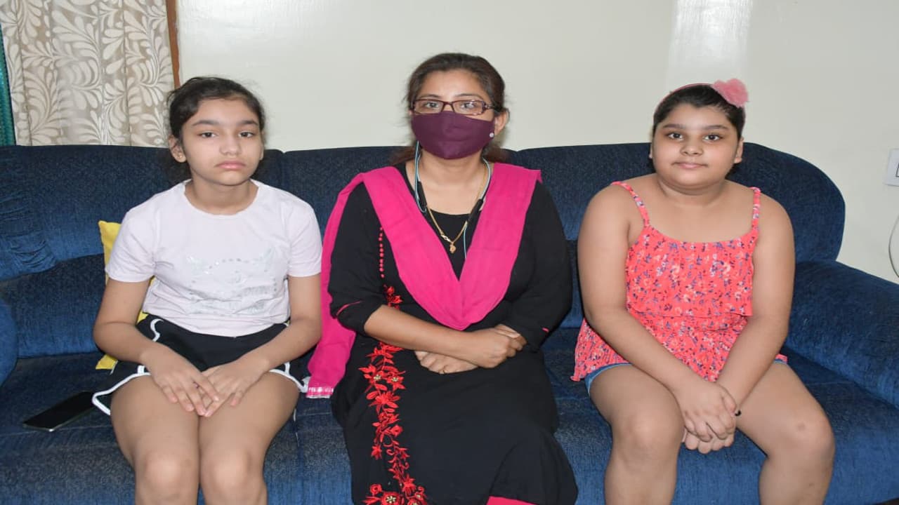 मदद के इंतजार में चिकित्सक की पत्नी दीक्षा झा, कोरोना काल में सेवा के दौरान संक्रमित डॉ एसडी झा का हुआ था निधन