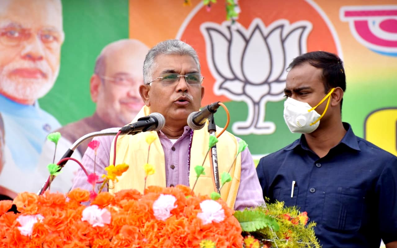 ममता बनर्जी के आवास पर हुई आपात बैठक, भाजपा नेता दिलीप घोष बोले, तृणमूल के विधायकों-मंत्रियों को सरकार पर नहीं रहा विश्वास