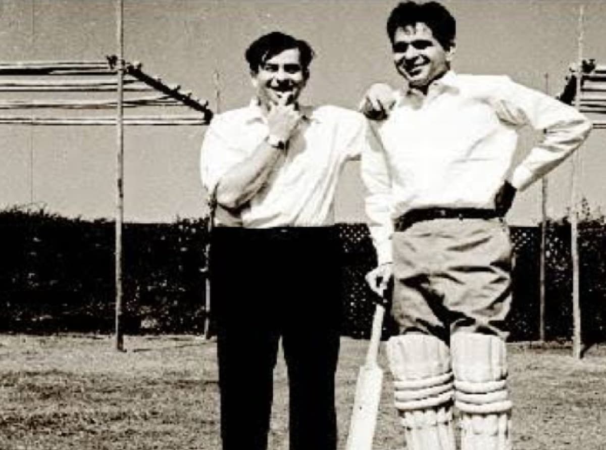 जब क्रिकेट के मैदान पर बल्ला लेकर उतर गये दिलीप कुमार, फुटबॉल मैच के दौरान भिड़‍ गये थे दर्शकों से