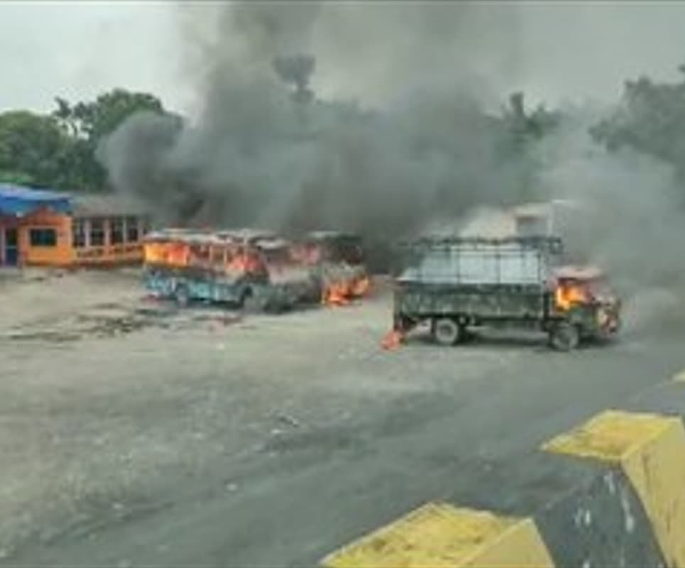 West Bengal : लड़की से गैंगरेप और मर्डर के बाद बंगाल में हिंसा, पुलिस ने प्रदर्शनकारियों पर आंसू गैस के गोले दागे, देखें वीडियो