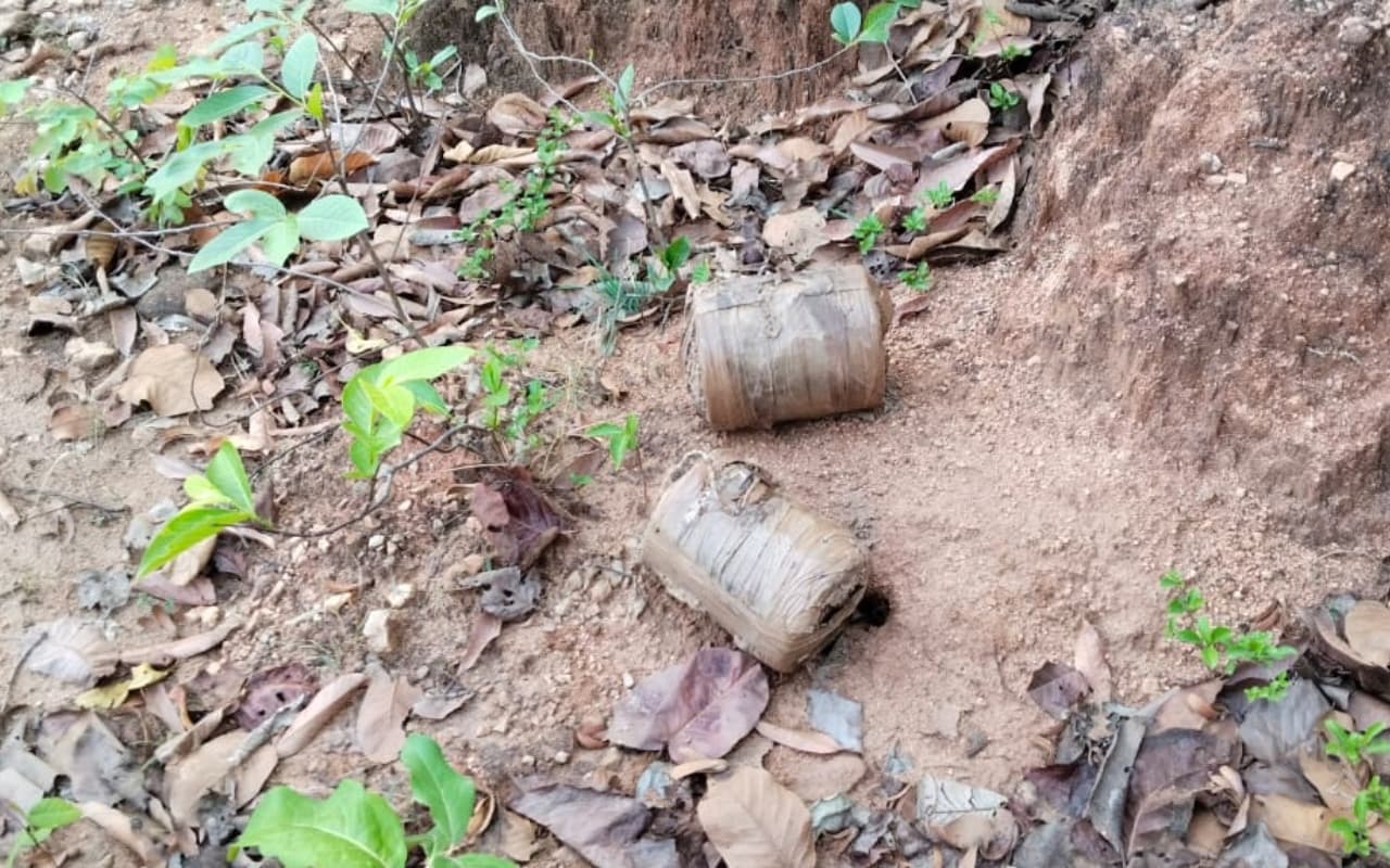 PLFI सुप्रीमो दिनेश गोप की निशानदेही पर 15-15 किलो के दो केन बम बरामद, गिरफ्तारी के बाद से लगातार पूछताछ जारी