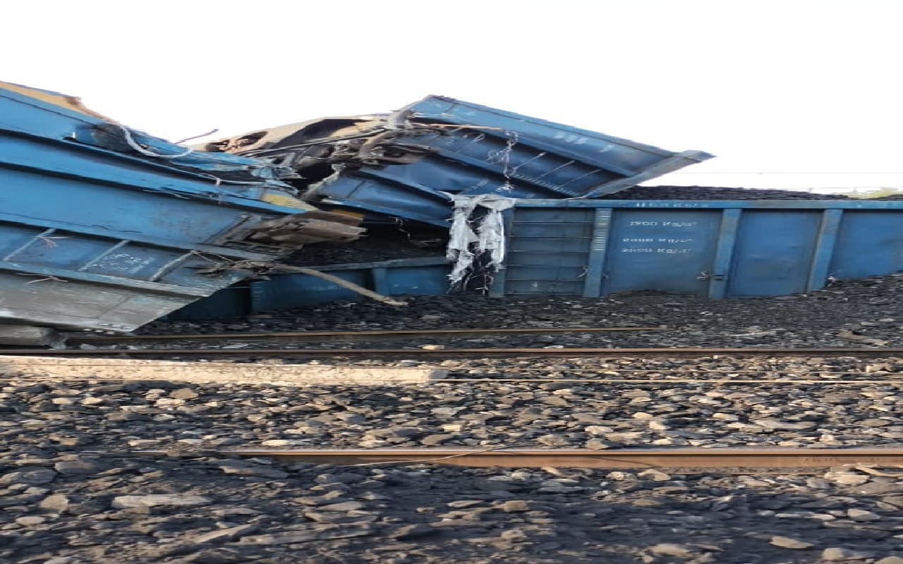 Jharkhand: गुरपा स्टेशन में मालगाड़ी के बेपटरी होने की घटना के दूसरे दिन भी ट्रेनों का परिचालन प्रभावित