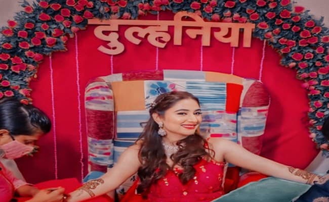 राहुल वैद्य की दुल्हनिया बनने जा रही Disha Parmar की मेहंदी सेरेमनी की Photos हुई वायरल