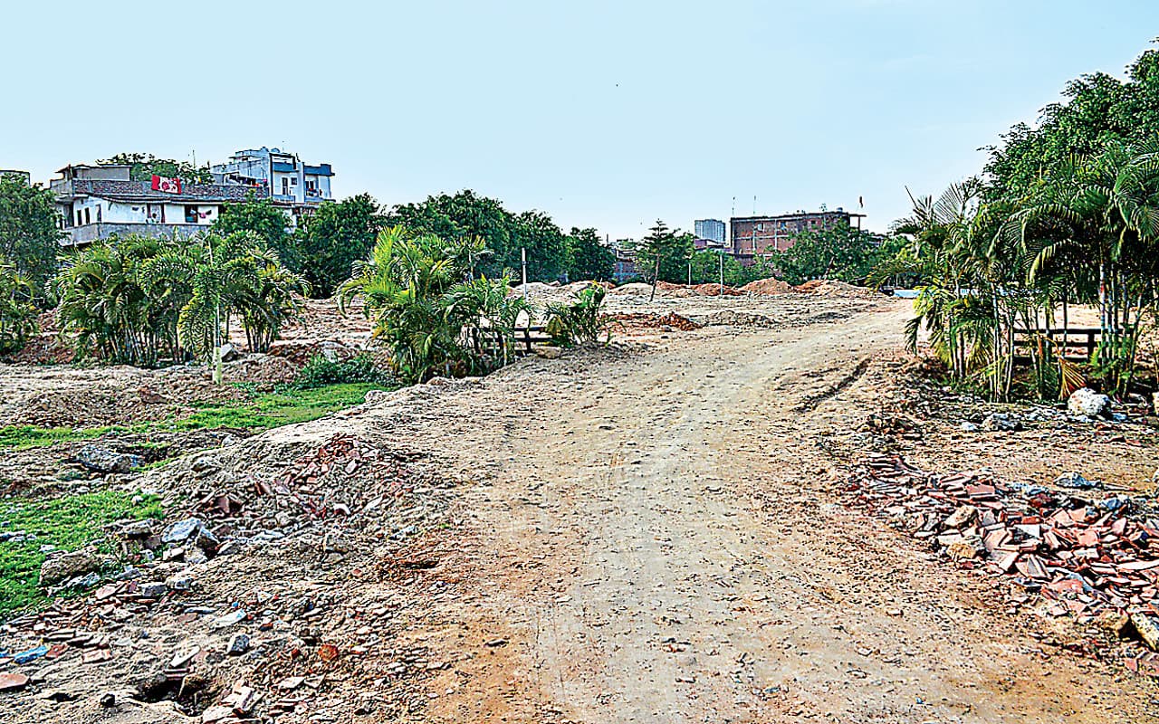 झारखंड : रांची नगर निगम ने करोड़ों खर्च कर डिस्टिलरी तालाब को पार्क बनाया, अब लाखों की डाली जा रही मिट्टी