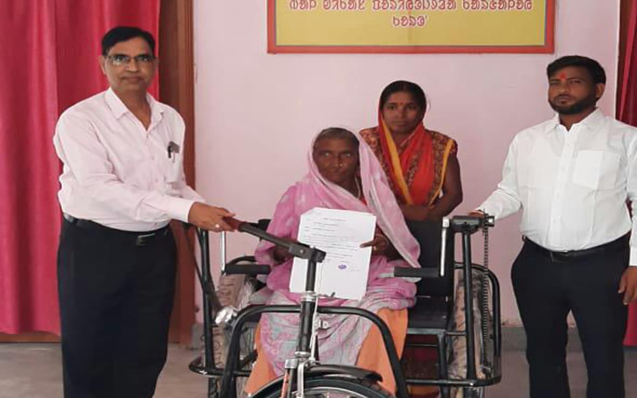 Prabhat Khabar Impact: देवघर के कराैं की दिव्यांग को मिला Tri-Cycle, पंचायत से प्रखंड तक लगायी थी गुहार