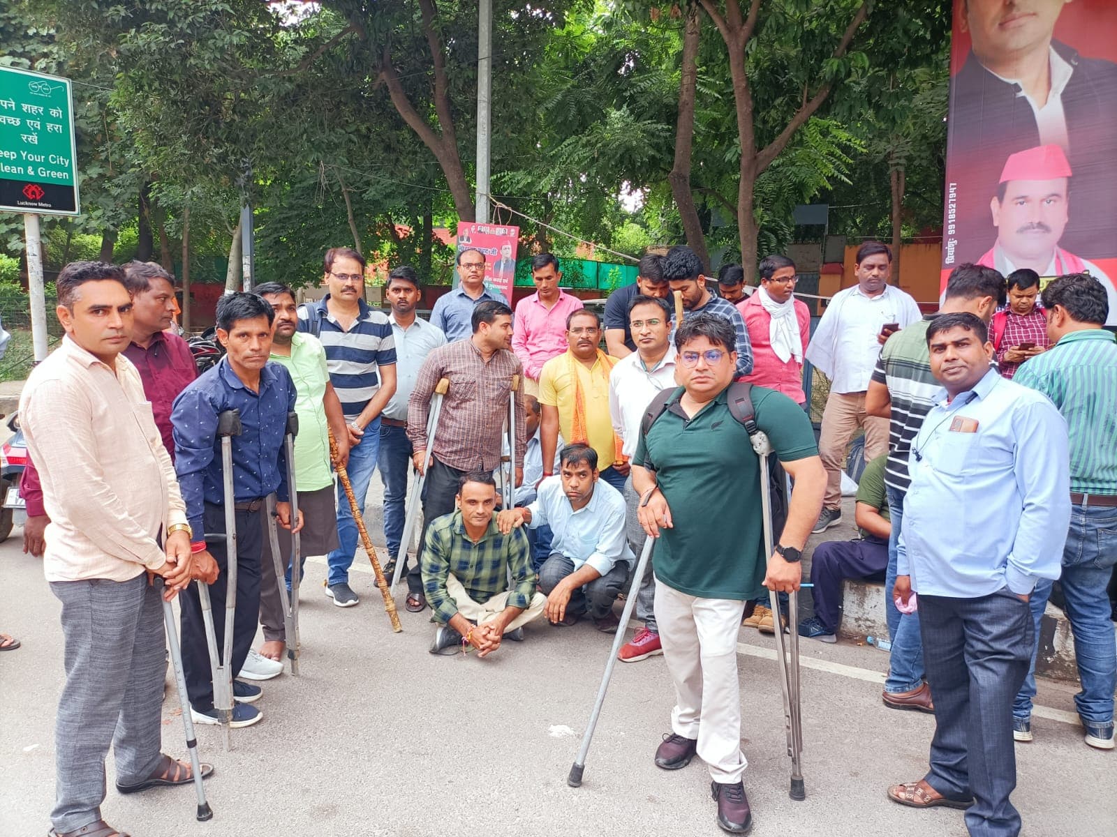 दिव्यांग शिक्षक पहुंचे बेसिक शिक्षा मंत्री के आवास, गृह जनपद तबादले की कर रहे मांग