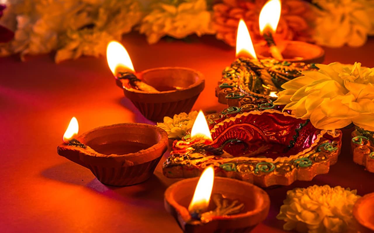 Diwali: भारत ही नहीं बल्कि विदेशों में भी धूमधाम से मनायी जाती है दिवाली, जानें कहां कैसे होता है आयोजन