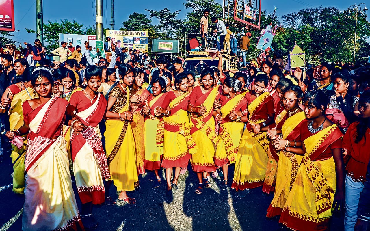 Jharkhand News: डोहोरे टुसू पाेरोब में उमड़ा जनसैलाब, टुसू गीतों से गूंजा जमशेदपुर शहर