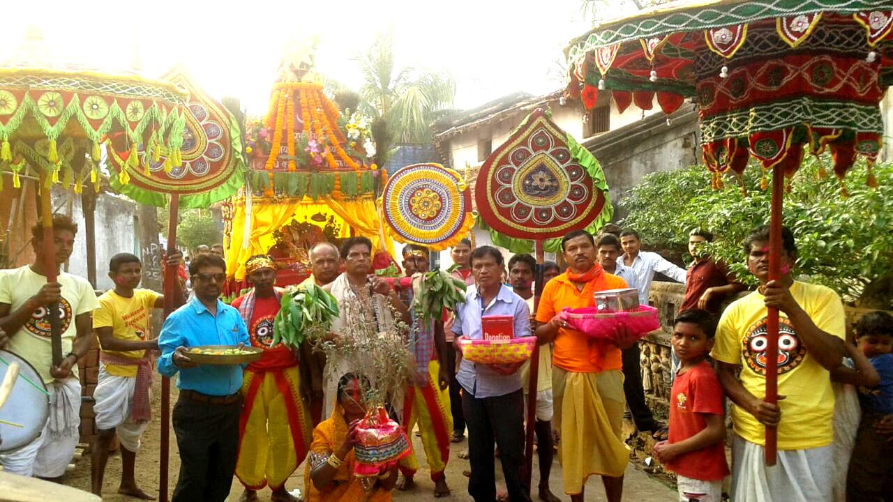 Holi 2021 : जगन्नाथ पुरी की तर्ज पर सरायकेला में निकलेगी राधा-कृष्ण की दोल यात्रा, भक्तों संग खेलेंगे रंग-गुलाल, देखें Pics