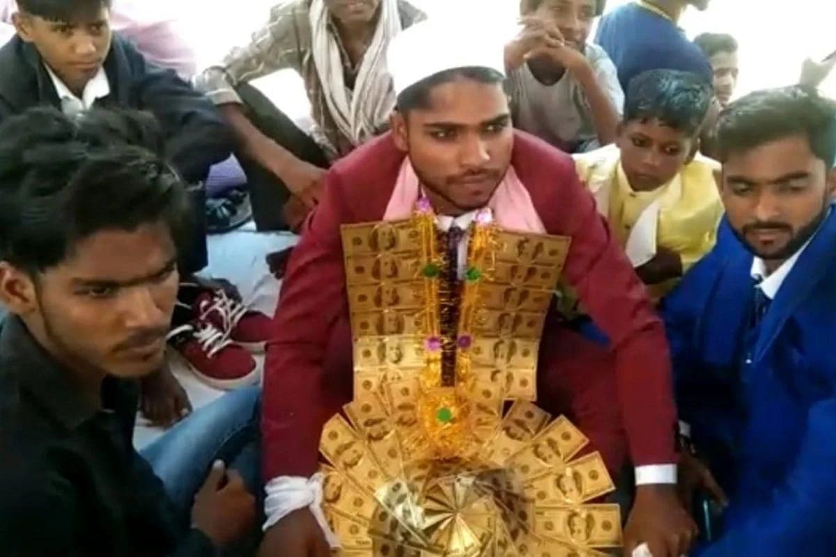 अलीगढ़ में सामूहिक विवाह में 11 लाख का अमेरिकी डॉलर का हार पहनकर दूल्हा पहुंचा दुल्हन लेने