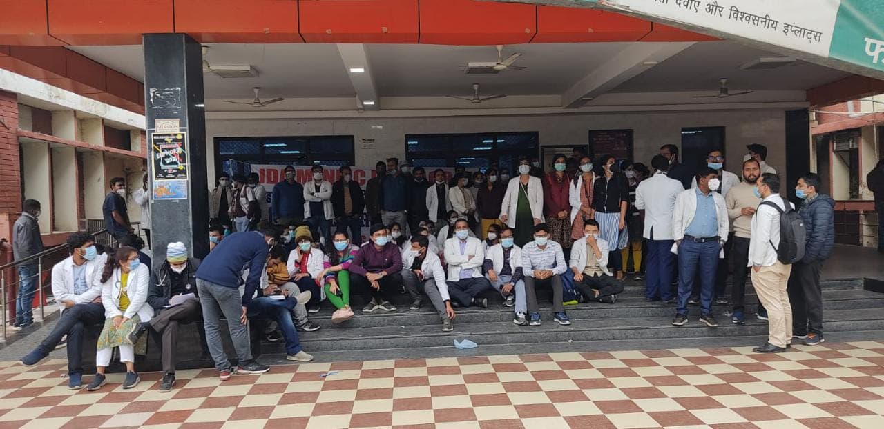 Doctor’s Strike: NEET PG काउंसिलिंग कराने की मांग पर जूनियर डॉक्टर्स का हड़ताल, बोले- हम इंसान हैं जानवर नहीं