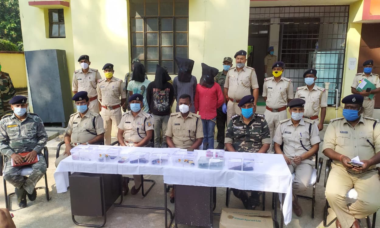 डबल मर्डर मामले में एक आरोपी समेत 4 सहयोगी गिरफ्तार, 2 फरार मास्टर माइंड की पुलिस ने जारी की तस्वीर