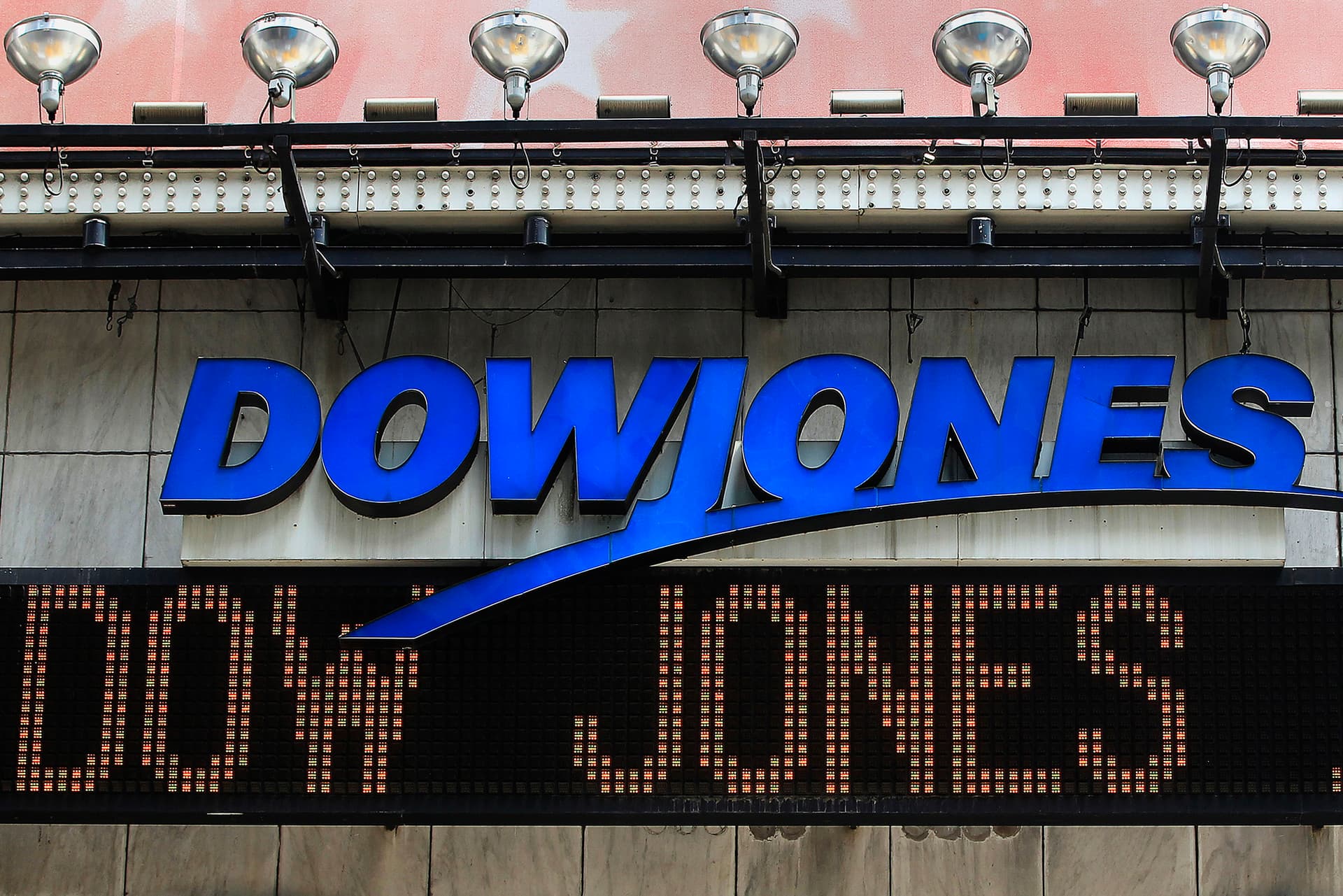 फेडरल रिजर्व  के ब्याज दर बढ़ाने की आशंका से Dow Jones धाराशायी, औंधे मुंह गिरा सेंसेक्स और निफ्टी