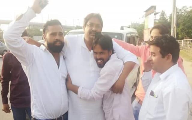 फरसा से केक काट पूर्व विधायक ने मनाया अपना जन्मदिन, यूपी पुलिस ने दर्ज किया मामला