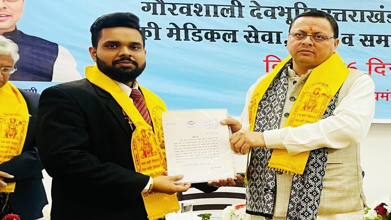 केदारनाथ में मेडिकल सेवा करने पर डॉ बलदेव बत्रा को मिला मुख्यमंत्री अवॉर्ड, सीएम धामी ने दिया सम्मान