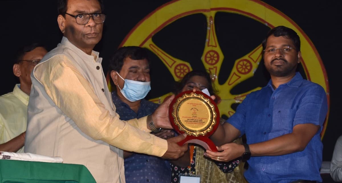 Masoom Art Group के नाटक में दिखा पलामू का इतिहास, डॉ भूपेंद्र नारायण सिंह समेत ये कलाकार हुए सम्मानित