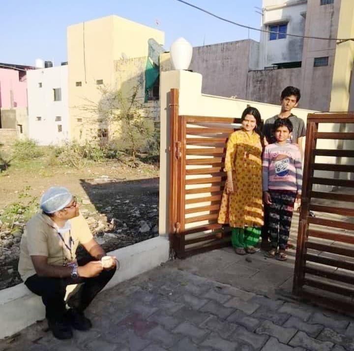 कौन हैं कोरोना वॉरियर डॉ डेहरिया, जिनकी तस्वीर सोशल मीडिया में है Viral