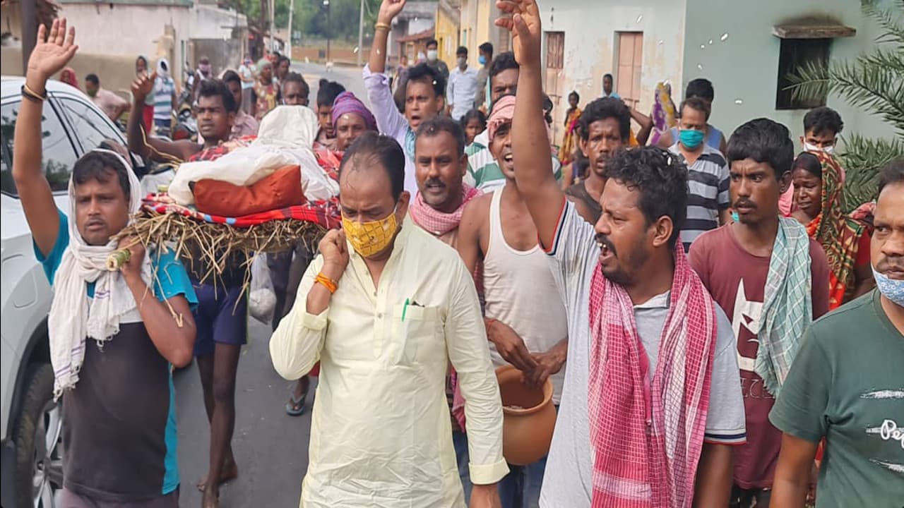 विधायक इरफान अंसारी ने पेश की मिसाल, जामताड़ा के रजामडीह में बिजली मिस्त्री गोपाल के शव को दिया कंधा, परिवार को लिया गोद