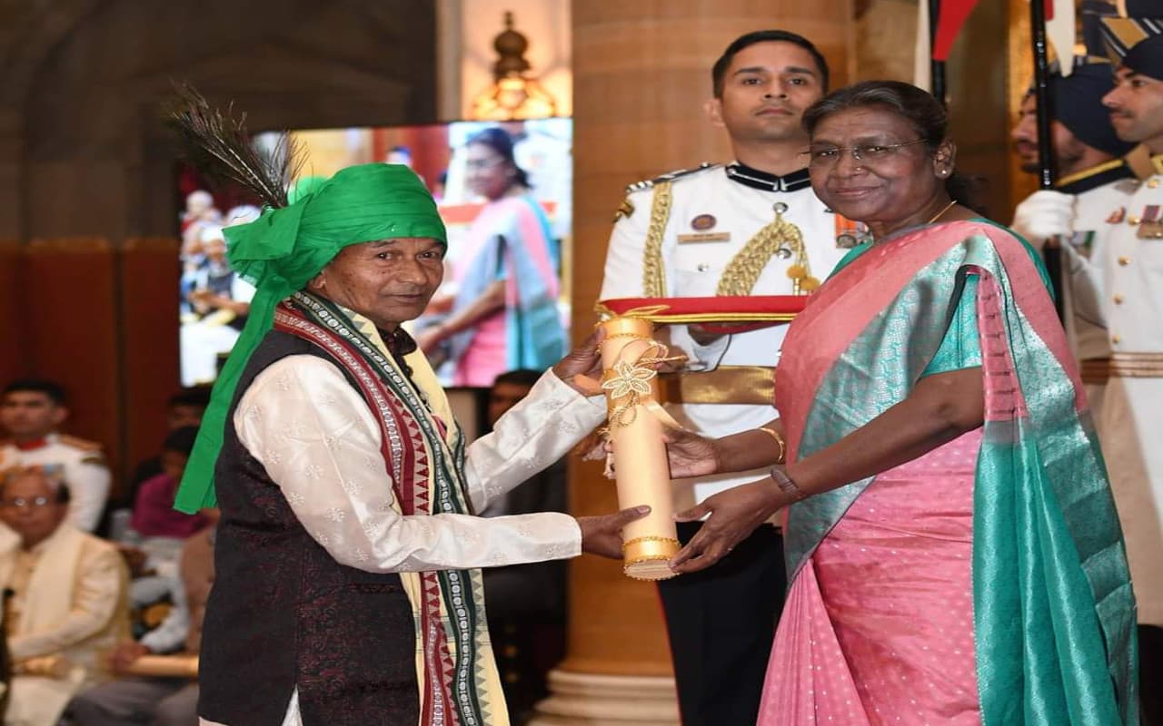 राष्ट्रपति द्रौपदी मुर्मू के हाथों पद्मश्री पुरस्कार से सम्मानित हुए डॉ जानुम सिंह सोय, इनके बारे में जानें