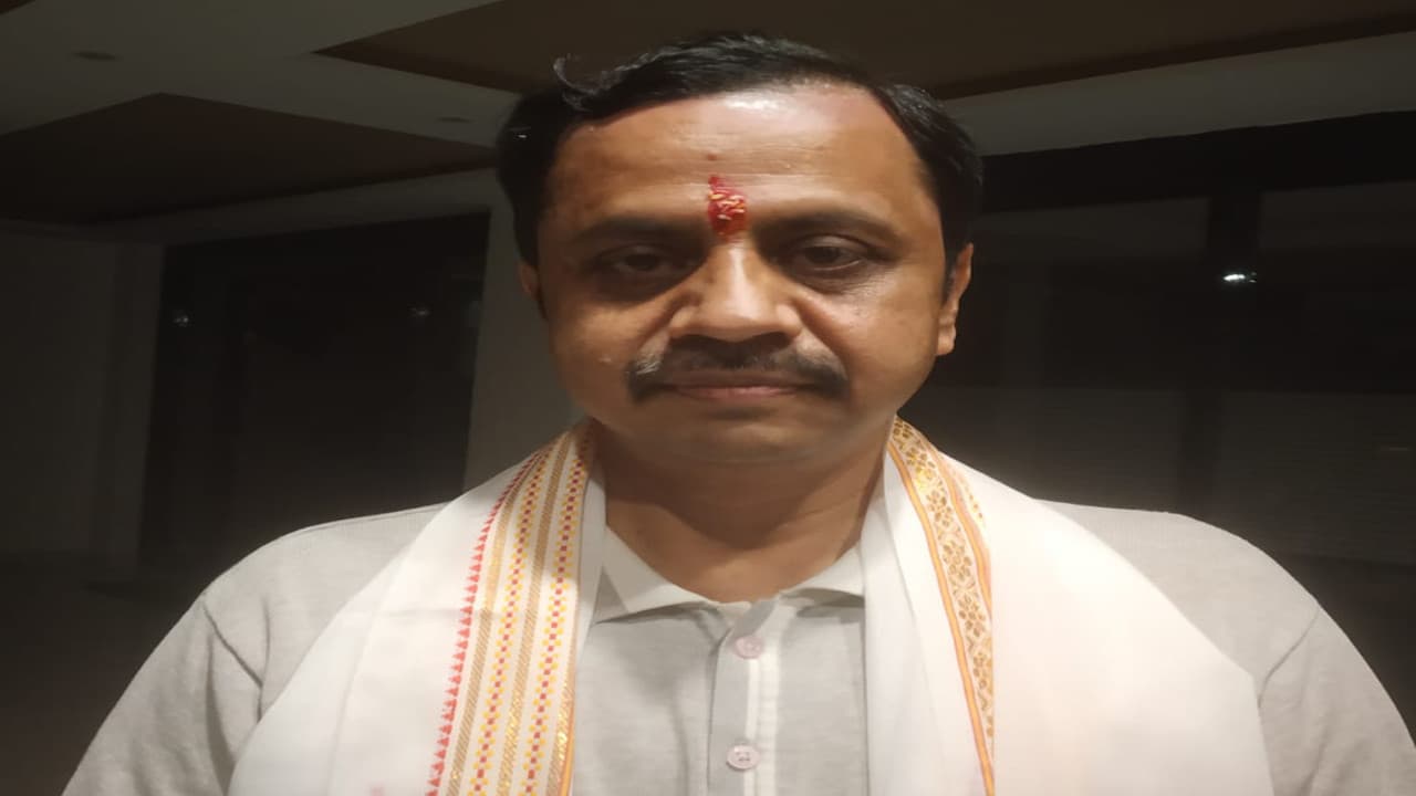 विश्व के 600 यूनिवर्सिटी में पढ़ाई जा रही चक्रधरपुर के डॉ जयदीप सरकार की लिखी किताब, इनके बारे में जानें