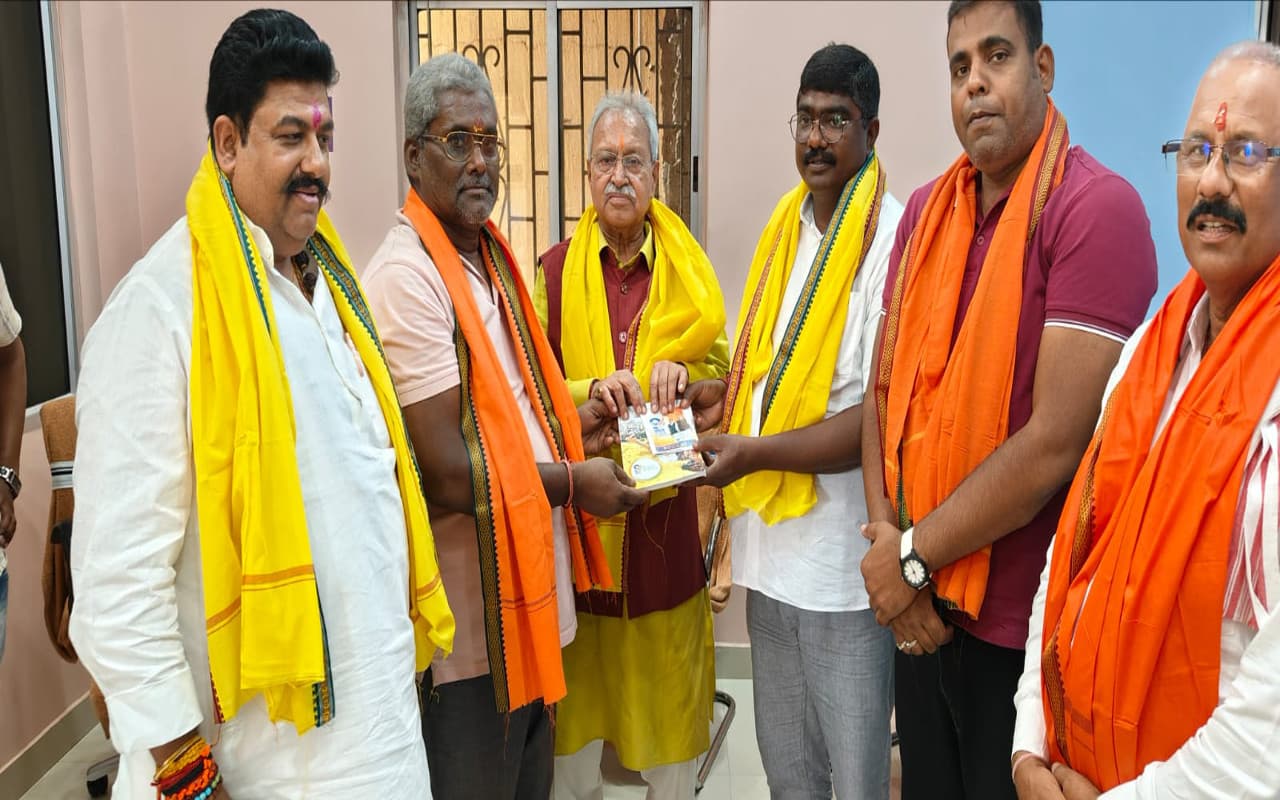 अंतिम पायदान पर खड़े व्यक्ति को मुख्यधारा में जोड़ना हमारा संकल्प : डॉ लक्ष्मीकांत वाजपेई