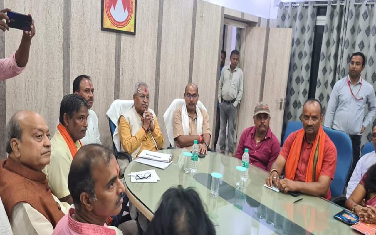 BJP प्रदेश प्रभारी लक्ष्मीकांत वाजपेयी ने पार्टी नेताओं संग की चर्चा,कहा- संगठन को मजबूत करने पर होगा जोर