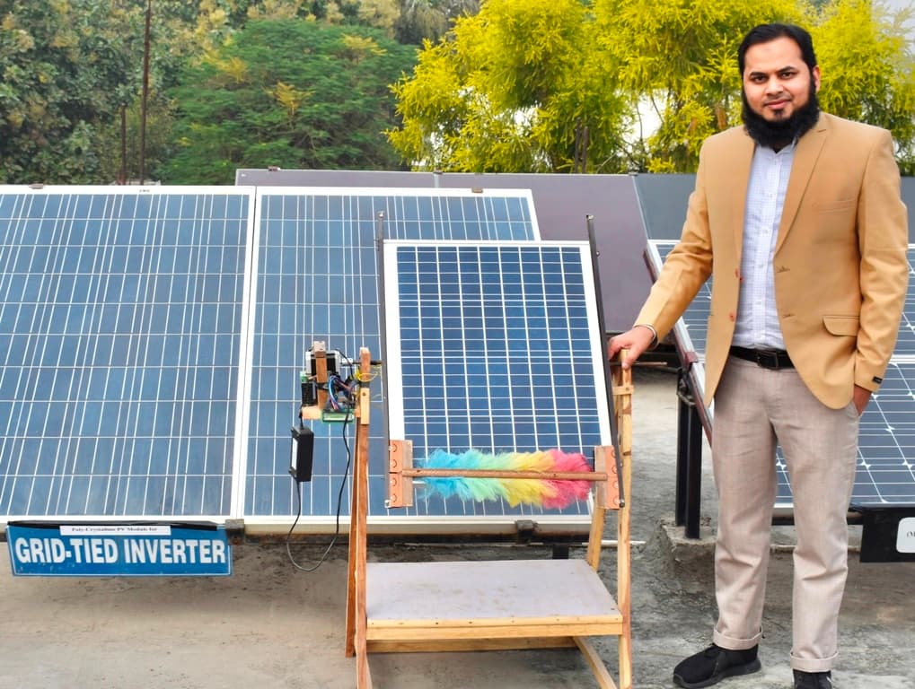 छतों पर लगे सोलर पैनल से अब आसानी से हटेगी धूल-गंदगी, AMU के छात्रों ने बनाया 'प्लेटफार्म'