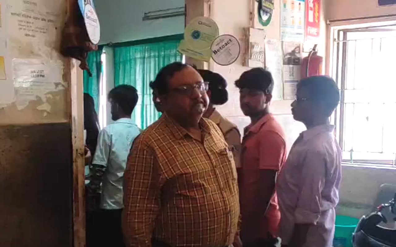 झारखंड : रिम्स के प्रभारी निदेशक बनते ही डॉ आरके गुप्ता हुए रेस, विभिन्न विभागों का किया निरीक्षण