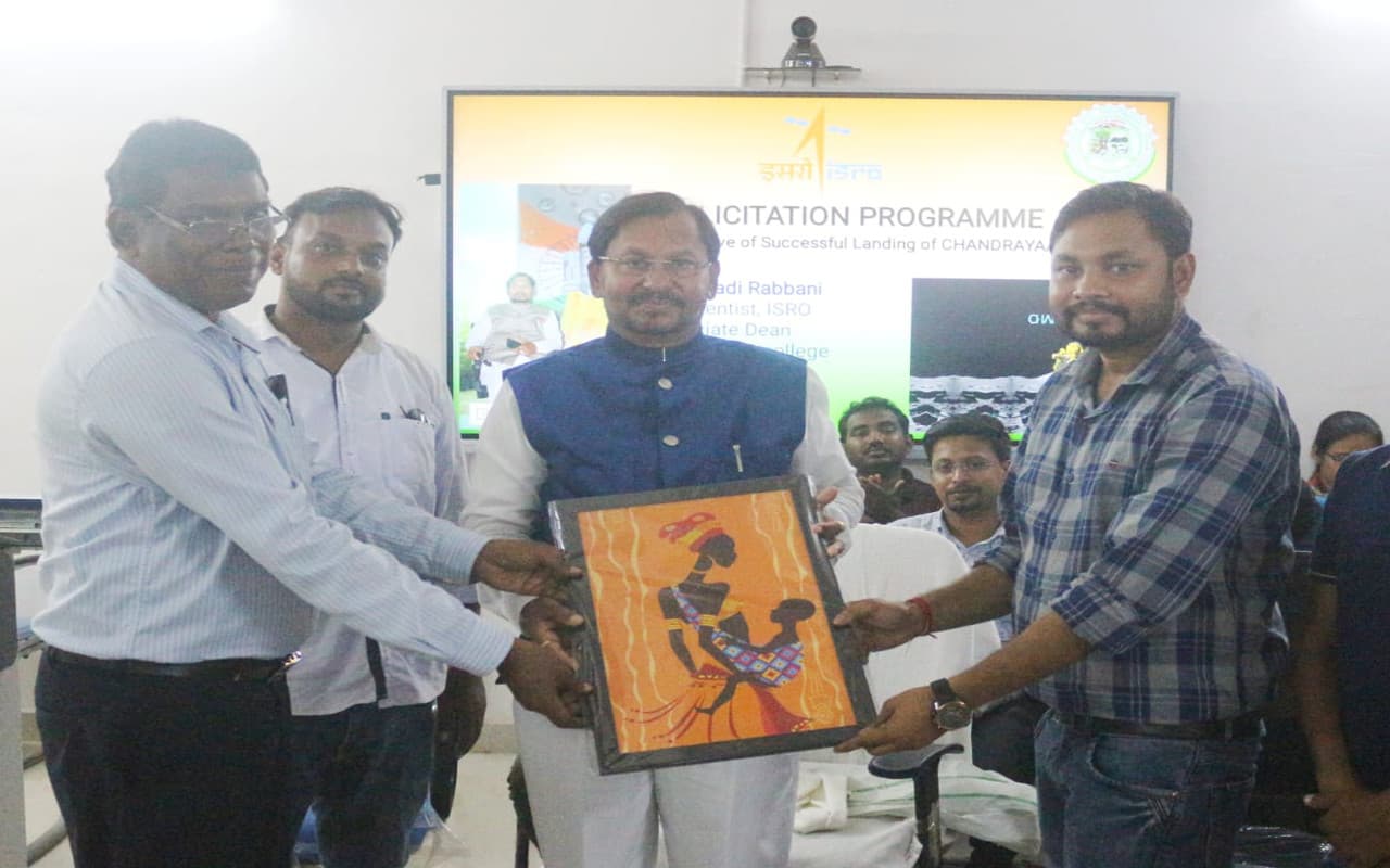 झारखंड : चंद्रयान-3 की सफलता पर खूंटपानी में इसरो के पूर्व वैज्ञानिक सम्मानित, लगाये टिकोमा का पौधा