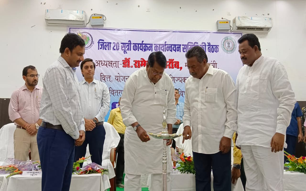 झारखंड : खूंटी पहुंचे मंत्री डॉ रामेश्वर उरांव ने समीक्षा बैठक में हुए शामिल, दिये कई निर्देश