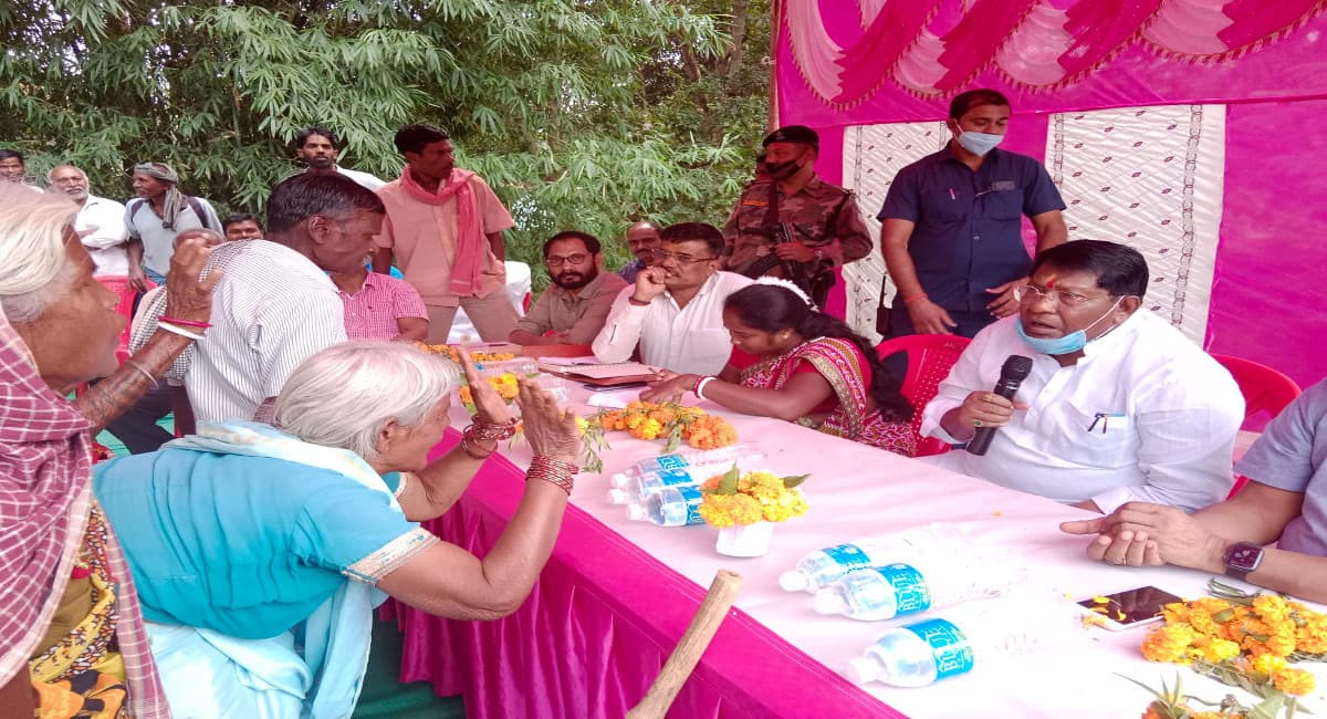 झारखंड के मंत्री डाॅ रामेश्वर उरांव पहुंचे लोहरदगा, बोले- अधिकारी गांव में लगाये कैंप, दिये कई निर्देश