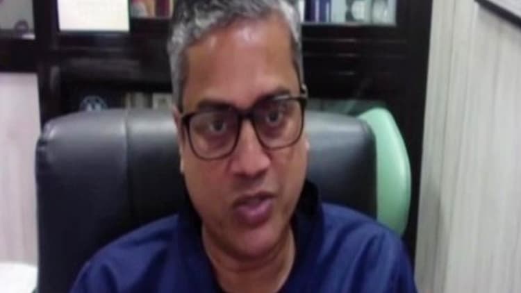 बेकाबू कोरोना संक्रमण पर डॉक्टरों की चेतावनी, हेल्थ वर्कर्स की जिंदगी से नहीं कर सकते खिलवाड़