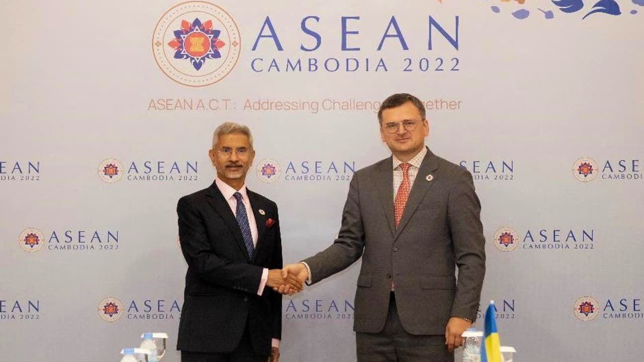 कंबोडिया में डॉ एस जयशंकर ने यूक्रेनी विदेश मंत्री दमित्रो कुलेबा से की मुलाकात, रूस युद्ध पर की बातचीत