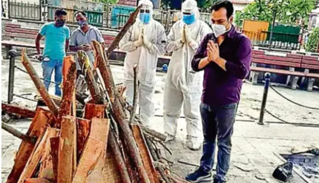 मिसाल : बेटा अस्पताल में कोरोना से लड़ रहा है जंग, डॉक्टर ने बुजुर्ग महिला का किया अंतिम संस्कार