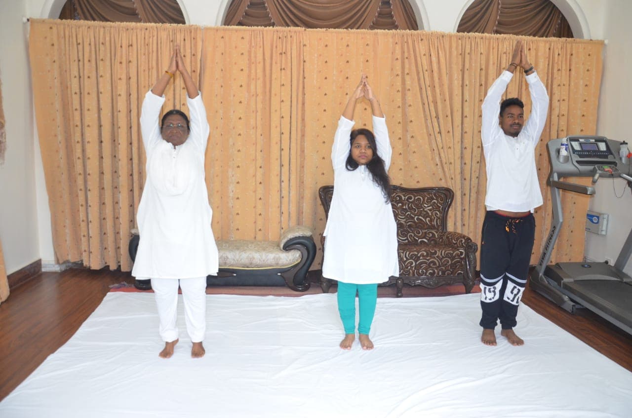 IN PICS: झारखंड में अंतरराष्ट्रीय योग दिवस, राज्यपाल की सलाह : दिनचर्या में योग अपनाएं, नकारात्मकता से बचें