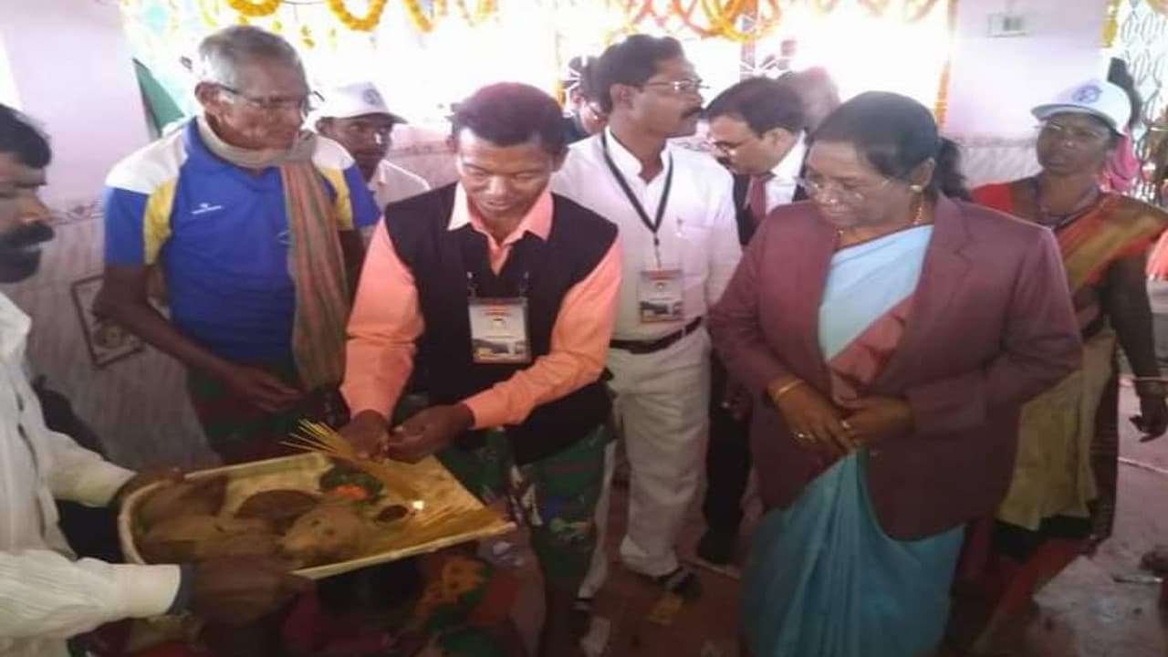 द्रौपदी मुर्मू का झारखंड के लुगुबुरु से है गहरा जुड़ाव, गायी थी संताली लोकगीत द्रौपदी मुर्मू का झारखंड के लुगुबुरु से है गहरा जुड़ाव, गायी थी संताली लोकगीत