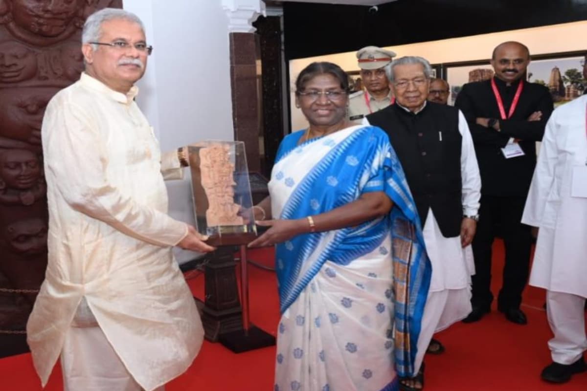 राष्ट्रपति द्रौपदी मुर्मू पहुंचीं महंत घासीदास संग्रहालय, आदिवासी संस्कृति और आधुनिक शिल्प से हुईं रूबरू