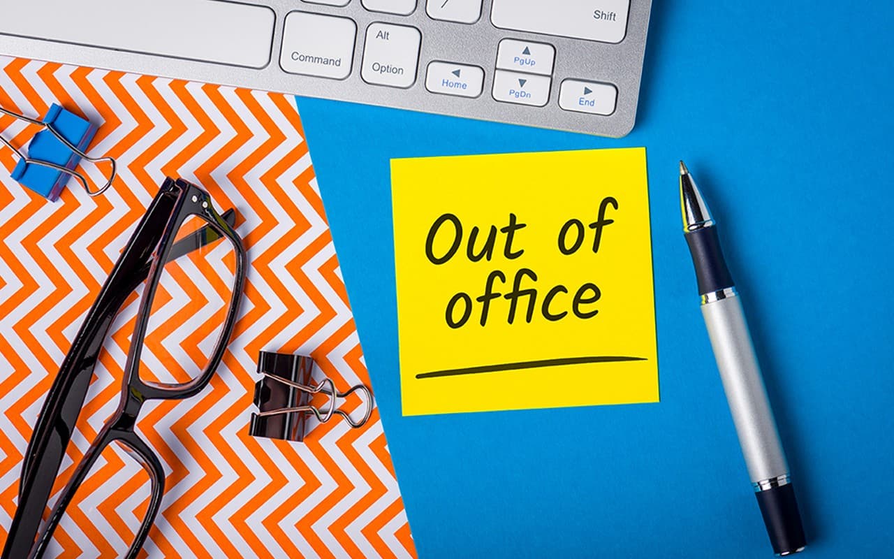 छुट्टी पर गये स्टाफ को ऑफिस काम के लिए किया फोन, तो भरना होगा 1 लाख रुपये का जुर्माना, पढ़ें डिटेल्स