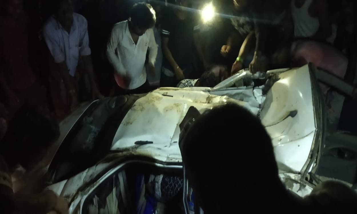 दुमका- देवघर सड़क की बदहाली ने ली 6 की जान, चावल लदा ट्रक कार पर गिरा, बच्चे सहित महिला की मौत