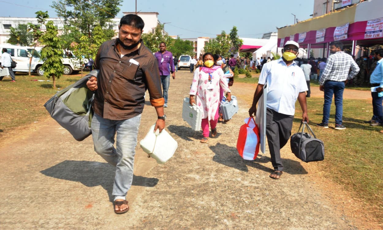 हॉट सीट बने दुमका उप चुनाव में 3 नवंबर को मतदान, 2.50 लाख वोटर करेंगे 12 प्रत्याशियों की किस्मत इवीएम में कैद