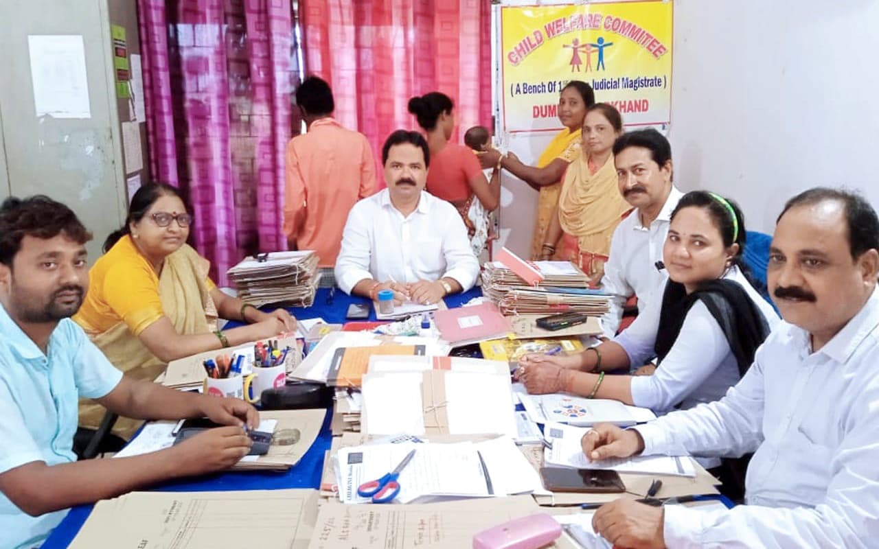 Jharkhand News: सात माह बाद ‘कृष’ को पाकर माता-पिता के आंखों में छलके आंसू, दुमका CWC ने सौंपे बच्चे
