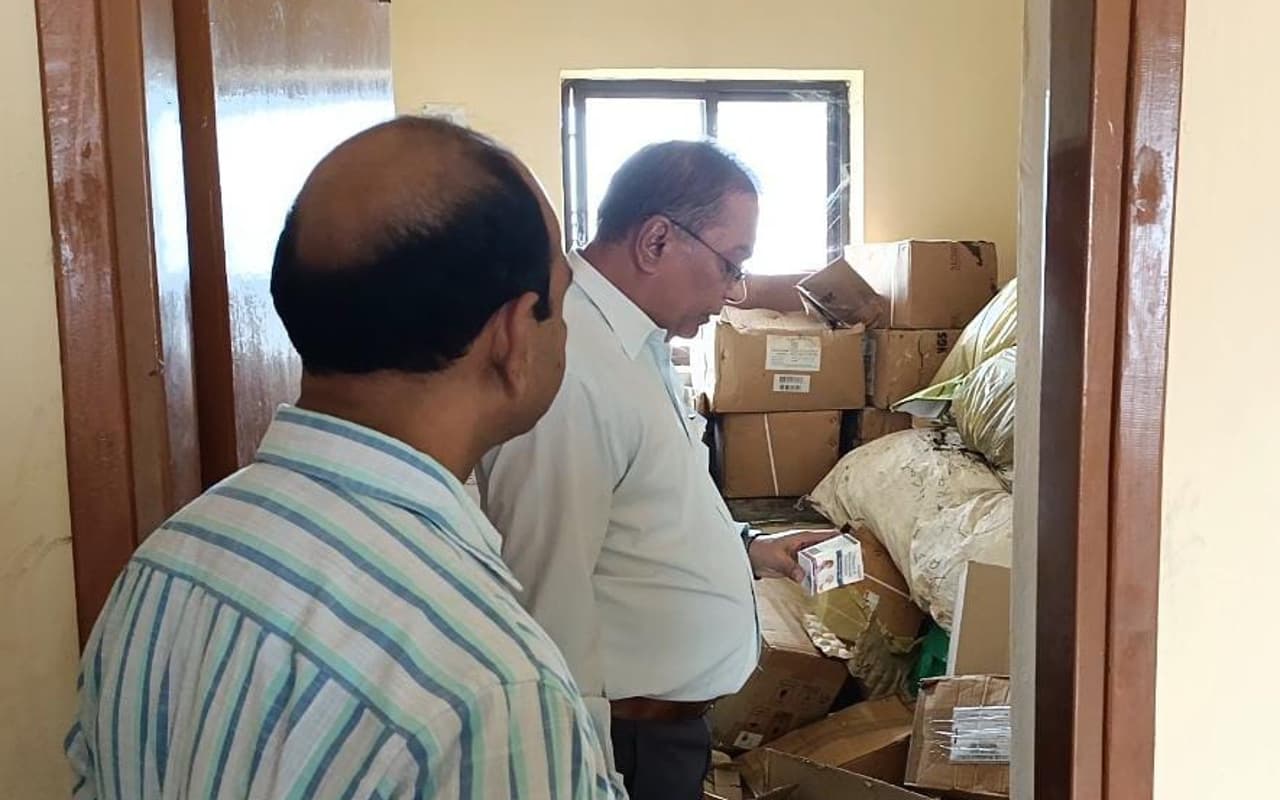 दुमका : कृषि मंत्री के निर्देश पर सिविल सर्जन पहुंचे जरमुंडी, स्टोर में अगलगी की घटना की जांच की