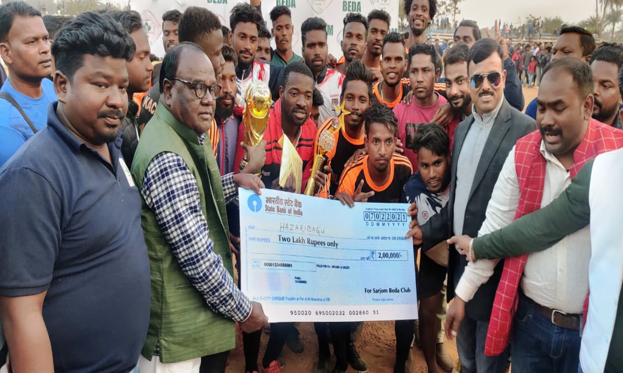 सारजोम बेड़ा फुटबॉल चैंपियनशिप का आयोजन, मेजबान दुमका को हरा कर दूसरी बार हजारीबाग बना चैंपियन