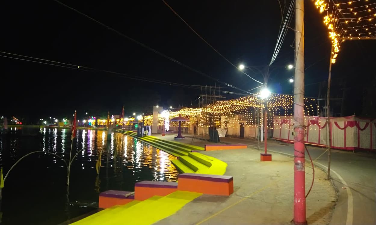 दुमका : रंग-बिरंगी रोशनी से दमक रहे उपराजधानी के छठ घाट